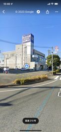 当ビル3階。大通りに面しており、車でのアクセス抜群です。 - コンディショニングサロンBridge トレーニングやダンス、ストレッチなど幅広く利用可能なレンタルジムの外観の写真
