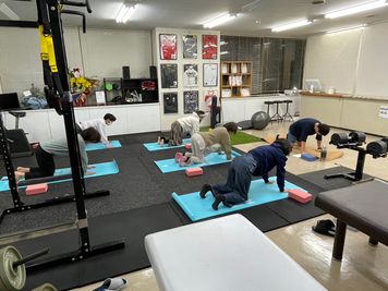 ヨガレッスンなどでもご利用頂いております！ - コンディショニングサロンBridge トレーニングやダンス、ストレッチなど幅広く利用可能なレンタルジムの室内の写真