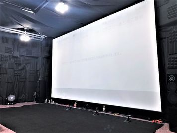 レンタルスペースミラクルイン横浜 200インチ大画面シアタールームの室内の写真