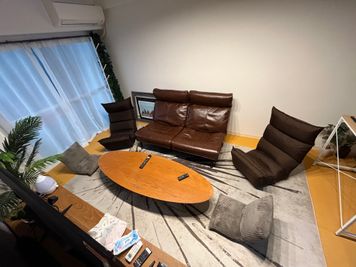 ハイバックを中心に圧迫感のでない小さめ座椅子をご用意しています - ニューライフ新宿 Kanvas Room 新宿三丁目店の室内の写真