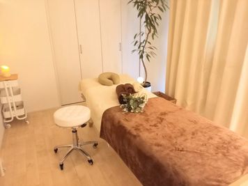 ブラインド＋遮光カーテンで明るさ調節可能 - 新大久保３分レンタルサロン‧✦‧完全個室型サロン 💎１時間から可能💎新大久保個室レンタルサロンシュシュ‧✦‧の室内の写真
