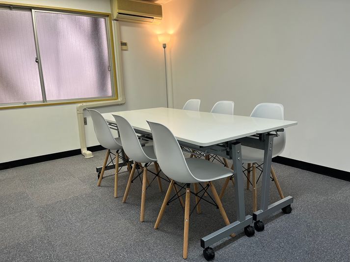 (会議形式)テーブルとイスは自由にレイアウトをかえてください。 - L&Cスペース谷町四丁目駅前 A号室の室内の写真
