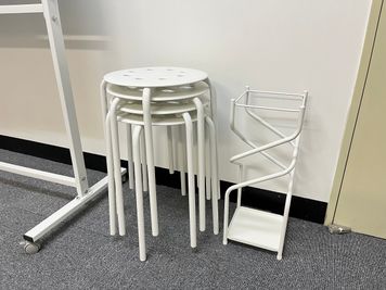 補助イスを含めると最大14名まで座れます。傘立てもあります。 - L&Cスペース谷町四丁目駅前 A号室の室内の写真