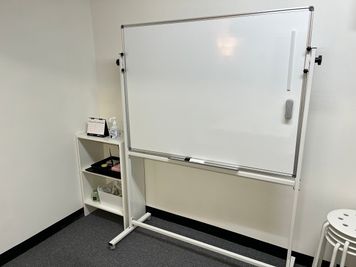両面使いできるホワイトボードがあります。 - L&Cスペース谷町四丁目駅前 A号室の室内の写真
