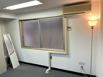 大人数でも窓があるので換気ができて安心です。全身が見れる姿見鏡もあります。 - L&Cスペース谷町四丁目駅前 A号室の室内の写真