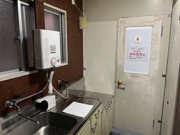 同じフロアに給湯室があります。トイレも男女別です。 - L&Cスペース谷町四丁目駅前 A号室の室内の写真