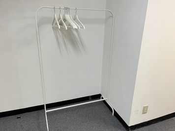 ハンガーラックもあります。 - L&Cスペース谷町四丁目駅前 A号室の室内の写真