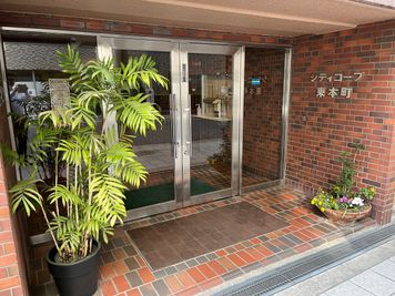 ７．5～19時の時間はエントランス扉を開放しているので、そのまま入館してください。それ以外の時間に入館する際はエントランス用の鍵で入館してください。 - L&Cスペース谷町四丁目駅前 A号室の室内の写真