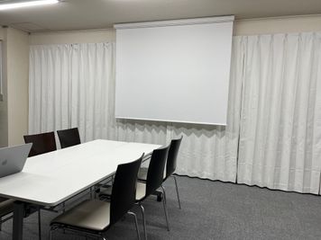 プロジェクター完備 - 株式会社モーニングベルダンススペース （株）モーニングベル　打ち合わせ・ダンススペースの室内の写真
