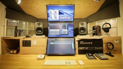【ControlRoom】メインモニターにGENELECの8330AP GLM Studioを設備。確かなモニター環境が得られます。 - セルフ音楽スタジオ「alt studio(オルトスタジオ)」  『神保町』動画共有セルフレコーディング alt studioの室内の写真