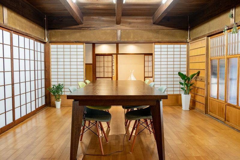 【会議室】センターテーブル、チェアがついた会議スペースです。プロジェクター、スクリーンも無料貸し出ししています。（6名利用） - コワーキング＆シェアオフィスCOMMUNE 【会議室】古民家／フリードリンク付き／P有／電源WiFi／南大阪の室内の写真