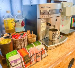 コーヒー、ホットドリンク、ジュースなどフリードリンク付きです。 - 古民家コワーキングスペースCOMMUNE泉佐野 和室撮影スタジオの設備の写真