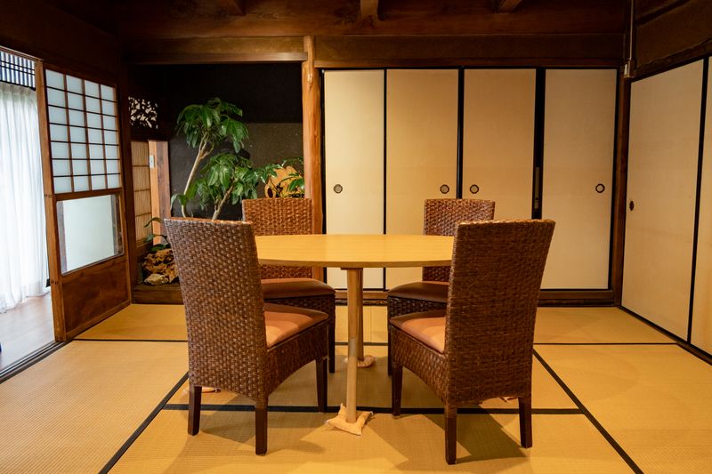 【和室】畳とテーブル、チェアの和室スペースです。6名利用可能です。打ち合わせやカフェ利用、ヨガ、カウンセリングなどにどうぞ。 - コワーキング＆シェアオフィスCOMMUNE 【和室】古民家／フリードリンク付き／P有／電源WiFi／南大阪の室内の写真