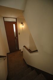レトロで白い階段廊下 - アトリエ阿佐ヶ谷 アトリエ阿佐ヶ谷"Atelier Asagaya" 撮影スタジオの室内の写真