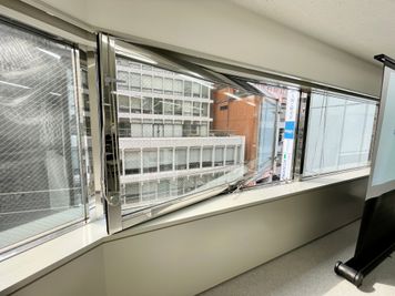 【スペース内の窓は開閉可能です】 - 【閉店】TIME SHARING 新御茶ノ水 東英小川町ビル 4Aの室内の写真