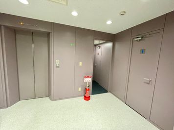 【トイレは会議室前に男女別でございます。近くには流し台もあります。】 - 【閉店】TIME SHARING 新御茶ノ水 東英小川町ビル 4Aの設備の写真