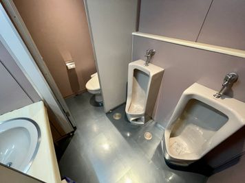 【男性トイレ（小×2、個室×1）】 - 【閉店】TIME SHARING 新御茶ノ水 東英小川町ビル 4Aの設備の写真