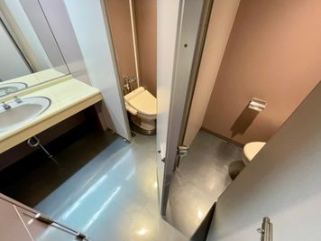 【女性トイレ（個室×2）】 - 【閉店】TIME SHARING 新御茶ノ水 東英小川町ビル 4Aの設備の写真
