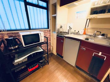キッチンもご自由にご使用ください🍳 - ルージュ心斎橋 パーティスペース、打ち合わせ会議の室内の写真 - ルージュ心斎橋 レンタルスペースの室内の写真