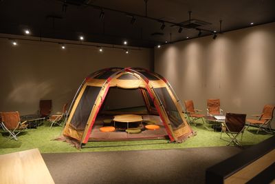 スノーピークのテントが設置されたスペースもご利用いただけます。 - Kochi Startup BASE 全面貸切(コワーキング&コミュニティスペース)の室内の写真