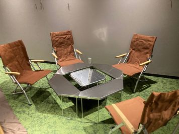 焚火テーブルを囲んだ対話やワークショップにご利用いただけます。 - Kochi Startup BASE 全面貸切(コワーキング&コミュニティスペース)の室内の写真