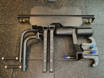 アタッチメント各種2　レッグプレスプレート/ディップスバー/セーフティーバーなど - HORNET GYM 【新中野駅３分/47㎡】静かで清潔な大人向けのレンタルジムの設備の写真