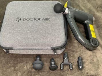 マッサージガン/リカバリーガン
DOCTOR AIR社製最上位グレードのPRO-RG2。ものすごいパワーです - HORNET GYM 【新中野駅３分/47㎡】静かで清潔な大人向けのレンタルジムの設備の写真