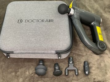 マッサージガン/リカバリーガン
DOCTOR AIR社製最上位グレードのPRO-RG2。ものすごいパワーです - HORNET GYM 【清潔さと広さにこだわり◎】レンタルジム【新中野3分/45㎡】の設備の写真