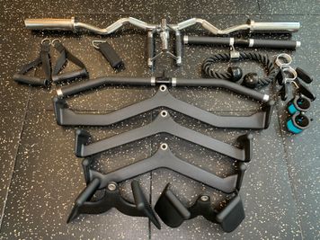 アタッチメント各種　※EZバーの重量は10kgです - HORNET GYM 【新中野駅３分/47㎡】静かで清潔な大人向けのレンタルジムの設備の写真