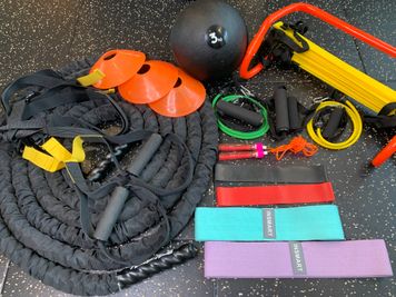 トレーニング用品　TRXサスペンションストラップ/メディシンボールなど。バトルロープの長さは5mです。 - HORNET GYM 【新中野駅３分/47㎡】静かで清潔な大人向けのレンタルジムの設備の写真