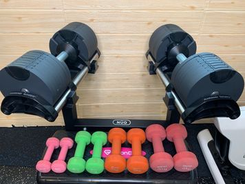 【純正品】NUO社製のフレックスベル2~32kg(2kg刻み)
可変式のダンベルです。グリップをねじると重量変更できます。カラーダンベルは1~4kg - HORNET GYM 【新中野駅３分/47㎡】静かで清潔な大人向けのレンタルジムの設備の写真