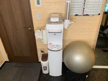 ウォーターサーバーとクリアカップは自由にご利用ください。
「お湯(約80°)」「常温水」「冷水」とございます。 - HORNET GYM 【新中野駅３分/47㎡】静かで清潔な大人向けのレンタルジムの設備の写真