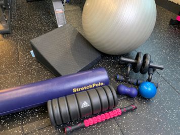 トレーニング用品2　ストレッチポール/フレックスクッション/バランスボール/プッシュアップバー/アブローラーなど - HORNET GYM 【新中野駅３分/47㎡】静かで清潔な大人向けのレンタルジムの設備の写真
