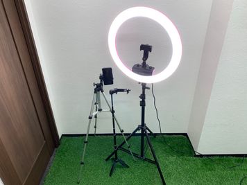 NEEWER社製の撮影用スタンドライト/スマートフォン用三脚。撮影にお役立てください。5mの延長コードもございます - HORNET GYM 【新中野駅３分/47㎡】静かで清潔な大人向けのレンタルジムの設備の写真