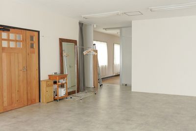 モルタル調床のお部屋と、木目調床のお部屋の境界部分 - レイテラススタジオ 撮影スタジオの室内の写真