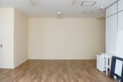木目調床のお部屋は、クリーム色の壁になっています。メイクルームと兼ねて荷物置きやミーティングエリアに最適。 - レイテラススタジオ 撮影スタジオの室内の写真