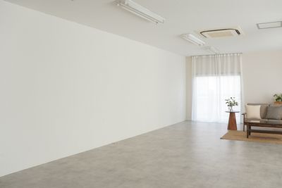幅7m✕高さ2.5mの白壁はファッションECの実績多数有り - レイテラススタジオ 撮影スタジオの室内の写真