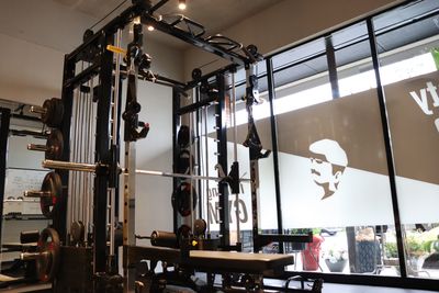 【マルチスミスマシン】5in1マルチマシン完備◎オリンピック、EZバー、ラッドプルアタッチメント6種類 - GOAT TrainingGYM【ゴウト】 トレーニングジムGOAT (メンズ脱毛BOSS名古屋店内)の室内の写真