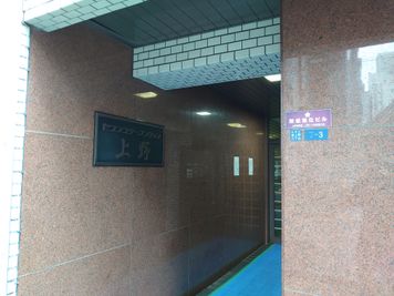 韓国料理 満月 さんの隣に入口がある「セブンスターマンション上野」の502号室です。 - アロマ・ド・クリエ上野 【上野駅近】直前予約・1日利用OK！マッサージ・指圧に最適！の外観の写真