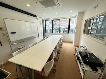 最大で１０人用セッティング。 - ちょっとした門前仲町のレンタルスタジオ＆会議室 ２F会議室の室内の写真