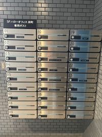 【正面入り口から入ってすぐ左手に「ハローオフィス田町」と書かれたポストがございます。ご予約したブース番号のポストを探してください。】 - テレワークブース田町 ブース21の室内の写真