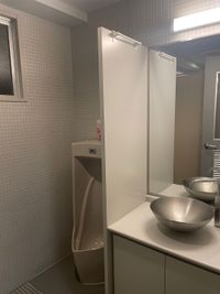 【男性トイレ（小便器×1、個室×1）】 - テレワークブース田町 ブース21の室内の写真