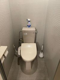 【男性トイレ（小便器×1、個室×1）】 - テレワークブース田町 ブース21の室内の写真