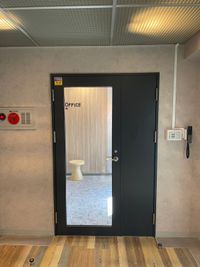 【5階でエレベーターを降て正面に共用扉があります。】 - テレワークブース田町 ブース21の室内の写真