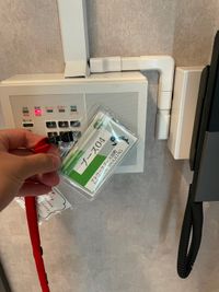 【白いセンサーにカードキーをかざすと共用扉が開きます】 - 【閉店】テレワークブース田町 【閉店】ブース21の室内の写真