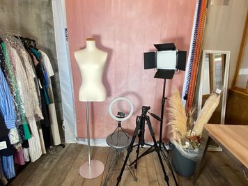 撮影ブースの利用可。照明、三脚、トルソー、リングライト無料貸出。 - コワーキングスペース＆レンタル会議室「コモールカフェ別府」 レンタル会議室（小／定員４名）の設備の写真