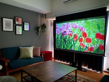 【Space KM】駅1分✨最大9名🙆‍♀️大画面スクリーンで映画鑑賞🎥パーティ、誕生日会、女子会、推し活・24H利用可能 - Space KM