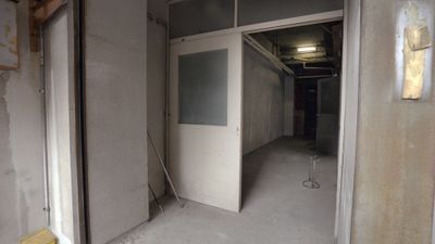スタジオザットルインズ 廃墟スタジオ1階スペースの入口の写真