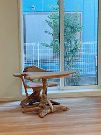 流木アートの作家さんに制作をしてもらった味わいのある机と椅子。ちょっとした作業にお使いください。 - スタジオフォーチュンの室内の写真