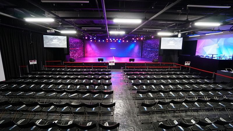 スタンディングの場合は400名収容可能です - HADO ARENA お台場店 グランドステージの室内の写真